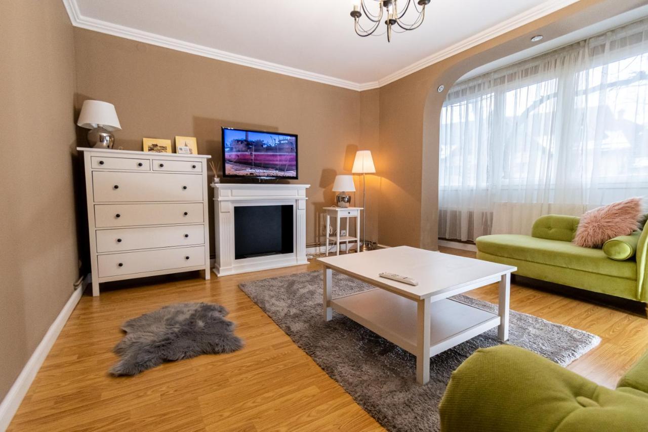 Central Apt. Near Afi Mall, 5 Mins To The Old Town By Car Apartment Brasov Exterior photo